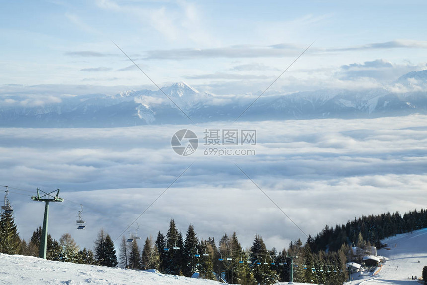 冬季自然景观令人惊叹的山景图片