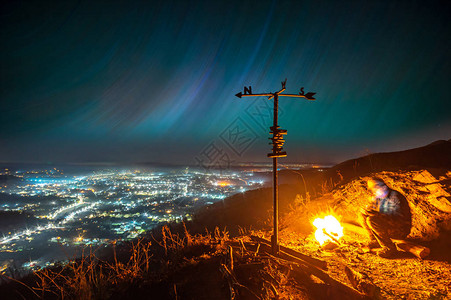 丽江夜景喀尔巴阡山脉星空夜城背景下的篝火背景