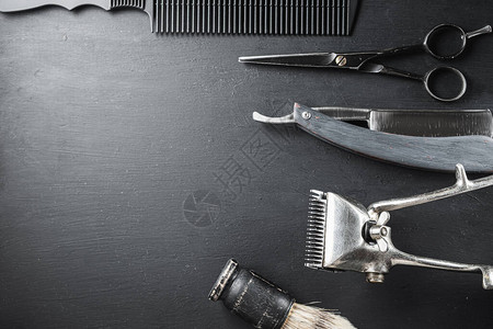 黑色尘土飞扬的表面上是旧的理发工具老式手动理发器梳子剃须刀剃须刷剃须刷美发剪刀黑色单水平的图片