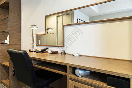 房间里的办公桌和大镜子图片