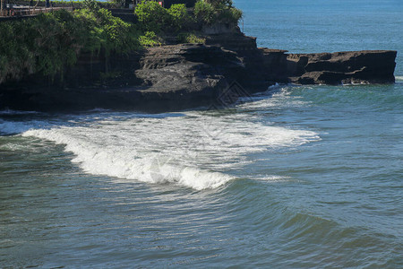 海上的海浪靠近岸边图片