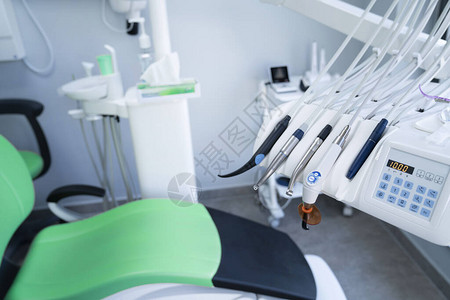 现代牙科实践牙科椅和牙医使用的其他配件背景图片