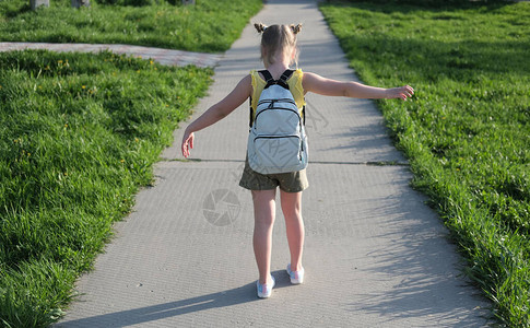 可爱的小女孩去上学了金发女孩带着书包和太空包毛发回学校图片