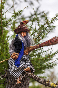 春分塑料娃聚合粘土在森林里有扫帚的女背景