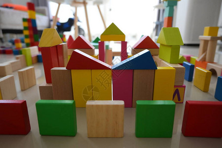 家庭游戏儿童在家中玩耍学习发展活动的城镇背景