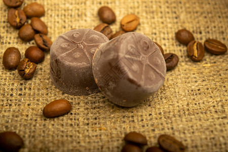 巧克力咖啡豆和棕色甘蔗糖块图片