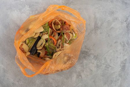 袋子里的食物垃圾切割蔬菜和水果作为垃圾垃圾分类垃图片