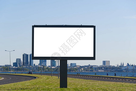 城市景观和大海背景上的白色样机广告牌适合做广告空白广告牌和户外广告外面的白色样机海报图片
