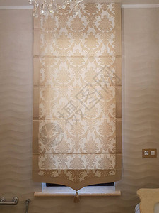 现代浴室内的罗马帘图片