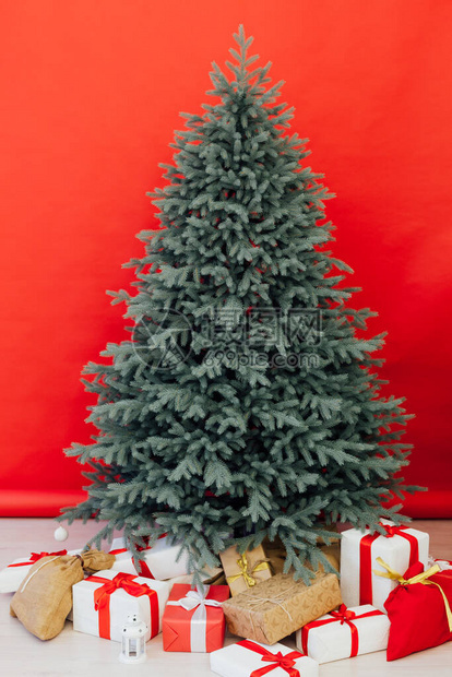 圣诞树配赠礼红松木装饰的内图片