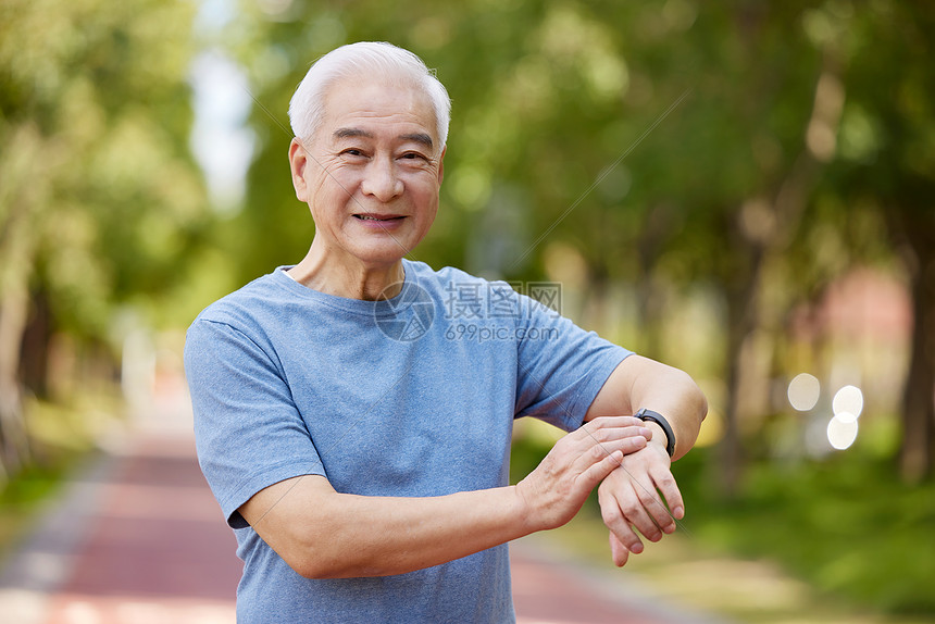 老年男性运动形象图片