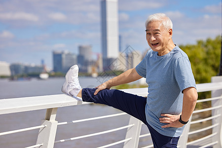 热身老年男性户外运动拉伸背景