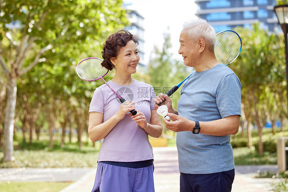 老年夫妇公园打羽毛球图片