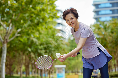 女性健康老年女性羽毛球运动背景