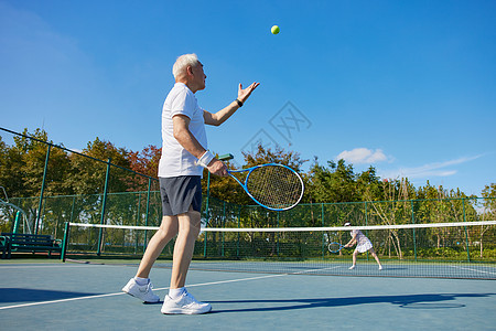 老年夫妇户外打网球图片