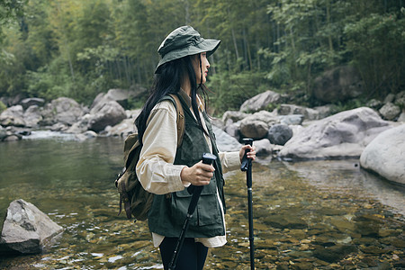 山系美女户外溯溪徒步图片