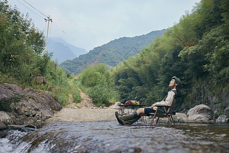 游玩山林年轻美女户外溯溪游玩背景