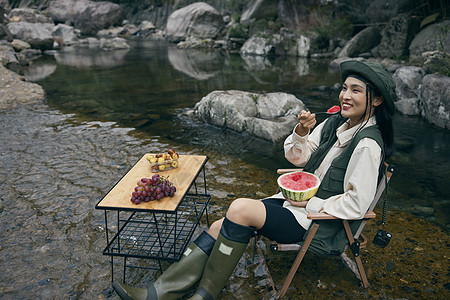 青年美女旅行露营背景图片