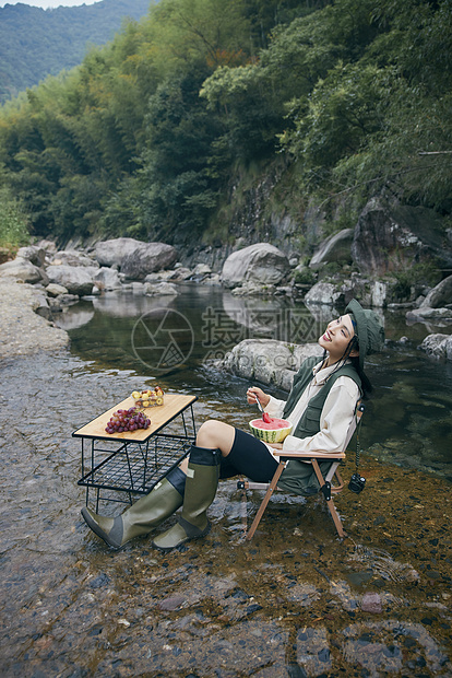 年轻美女单人溪边露营旅行图片