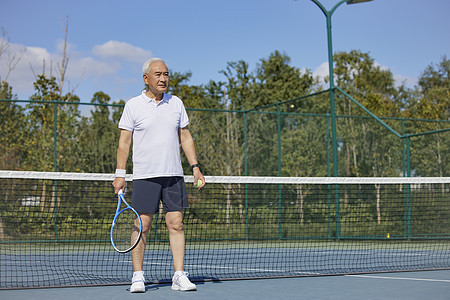 打网球的老年男性图片