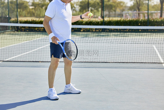 老年男性网球运动发球特写图片