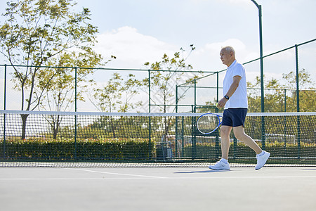 老人健康网球场上的老年男性背景