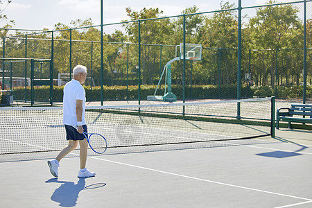 网球场上的老年男性图片