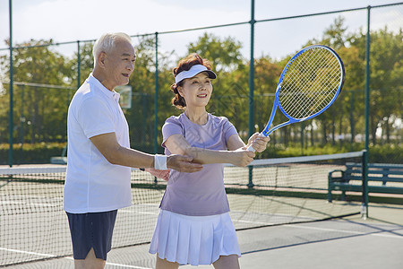 老年人网球场交流沟通图片