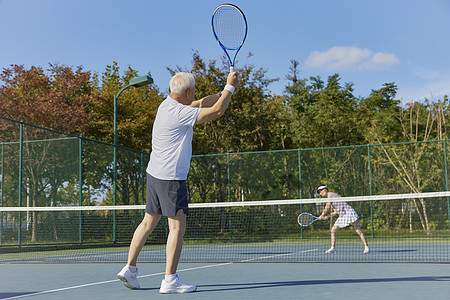 中老年夫妻网球运动图片