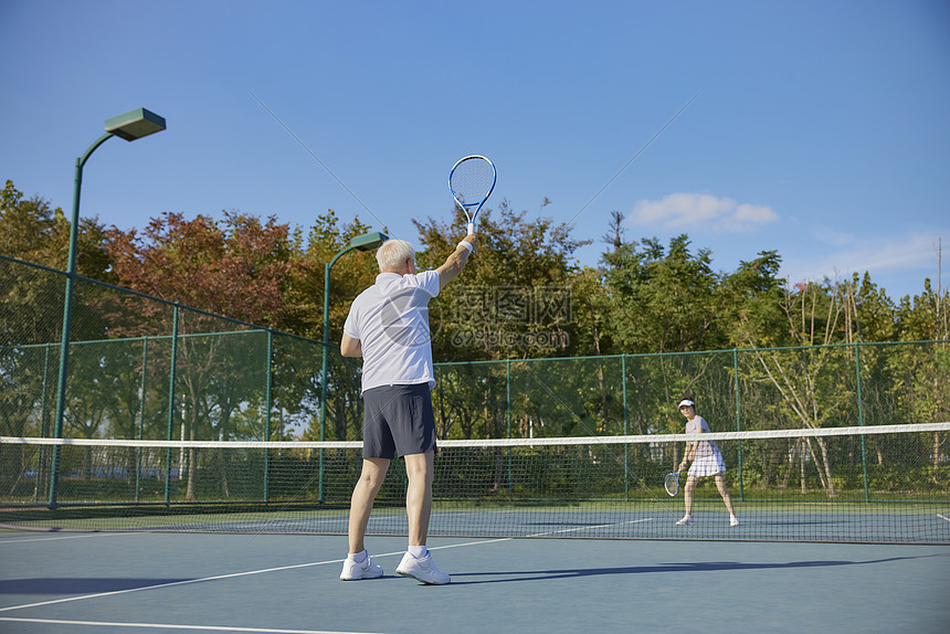 中老年夫妇打网球图片