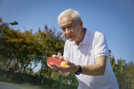 老人运动乒乓球老年男性打乒乓球形象背景