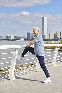 老年男性户外运动拉伸背景