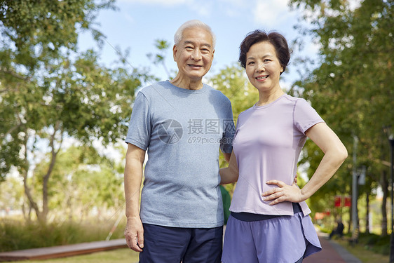 老年夫妇户外运动形象图片