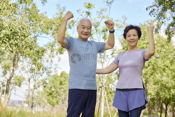 老年夫妇户外运动形象图片