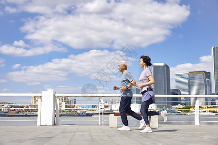 戴耳机跑步老年人江边跑步运动背景