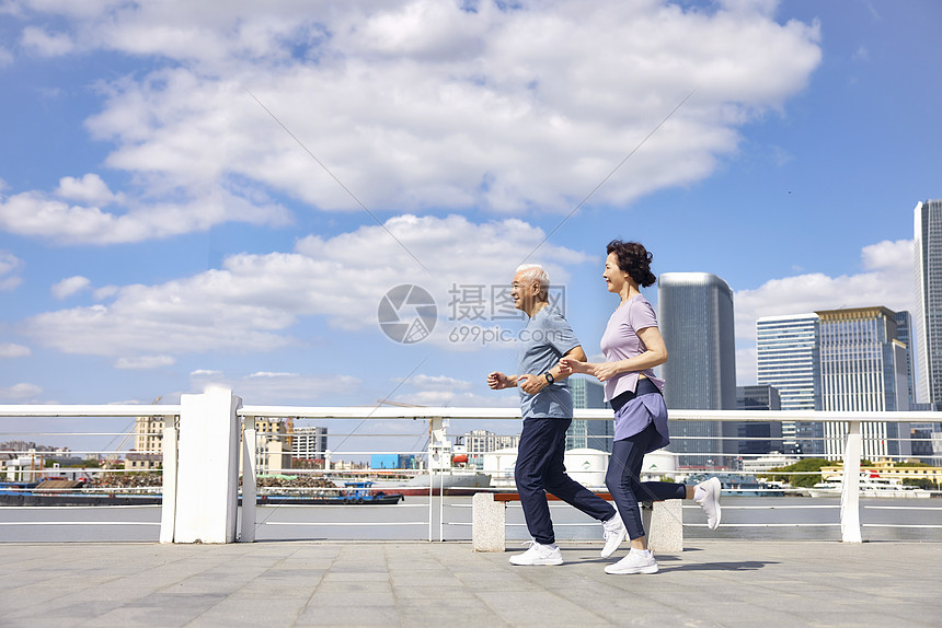 老年人江边跑步运动图片