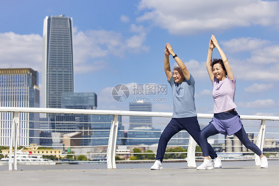 老年男性户外拉伸运动图片