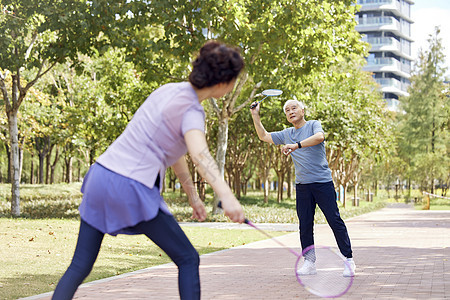 老年夫妇在公园打羽毛球图片