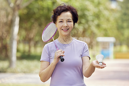 女性健康生活老年女性户外羽毛球运动背景