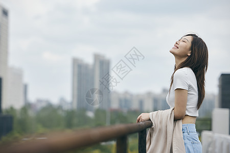 文艺美女天台上开心的美女背景