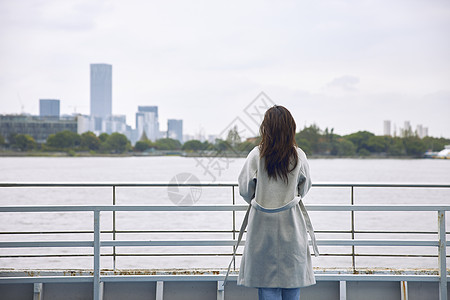 游轮上情绪感女性背影高清图片