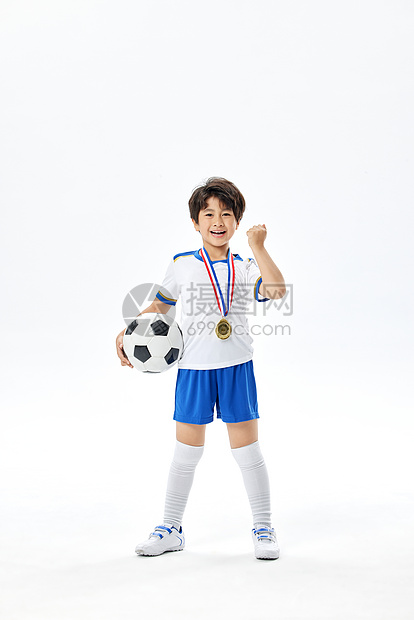 踢足球的小男孩获奖形象图片
