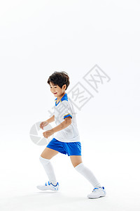 踢足球的可爱小男孩图片