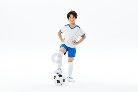 踢足球的可爱小男孩背景图片