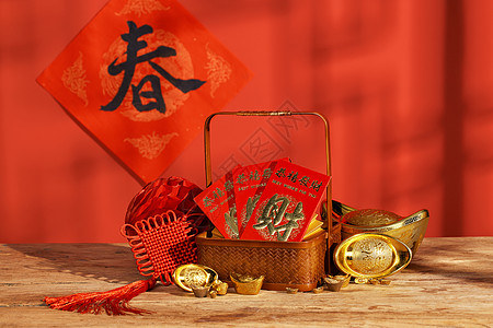福窗花桌面上摆放的新年红包与金元宝背景