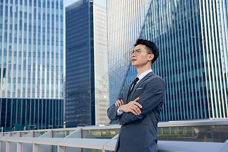 商务男士抱肘成熟自信的商务男士抱胸形象背景