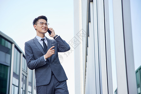 职场精英电话交流图片