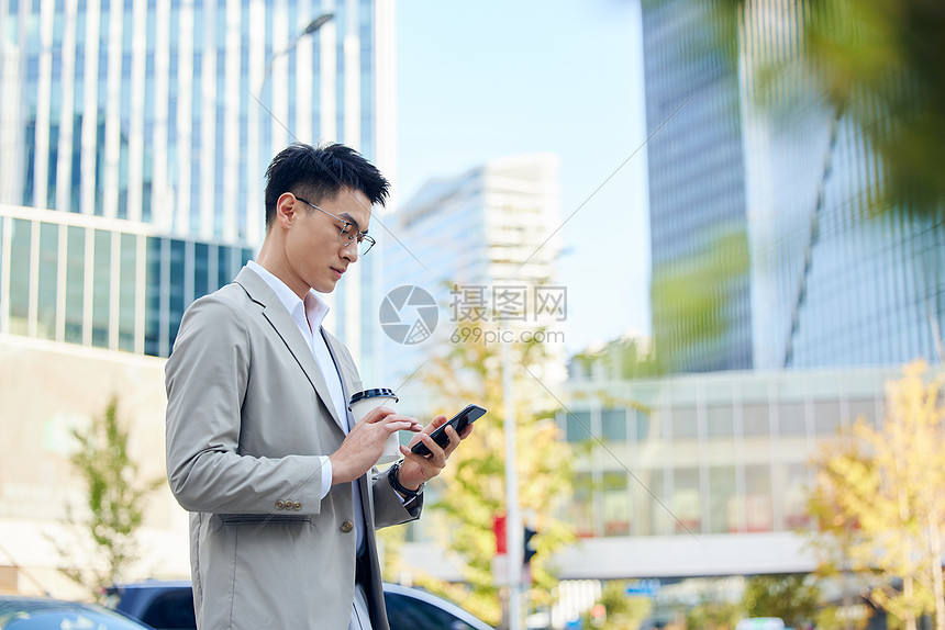 年轻商务男士路边等待打车图片