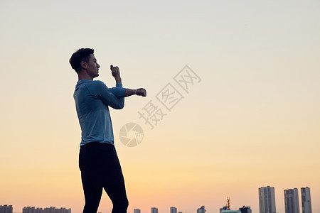 男青年夜晚运动拉伸图片