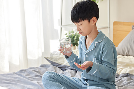 居家生病吃药的男孩图片